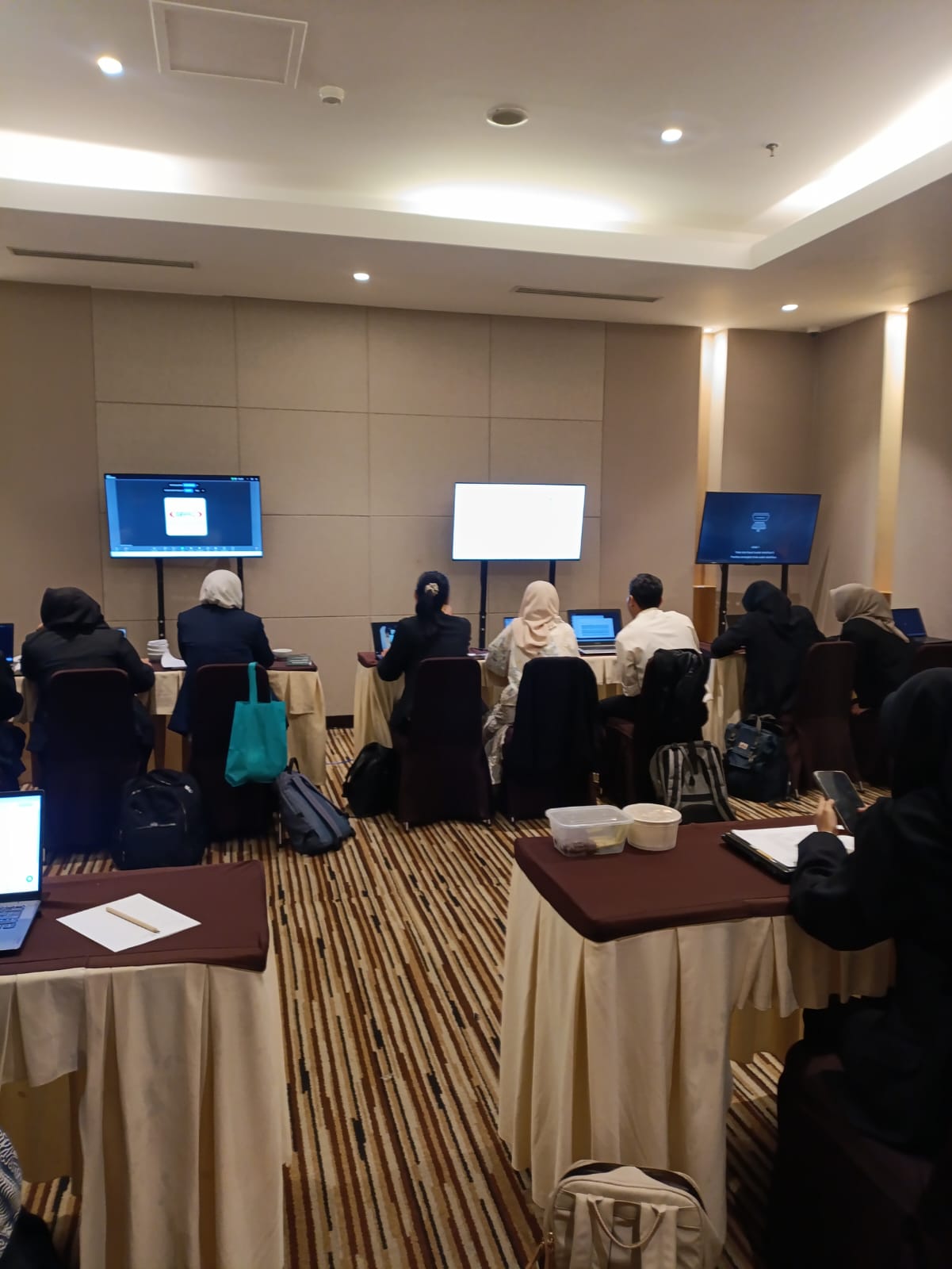 Rental TV LED untuk seminar di Bekasi