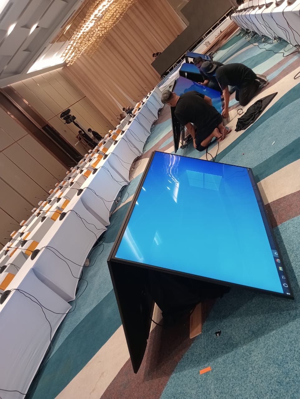 Rental TV Bekasi profesional untuk acara